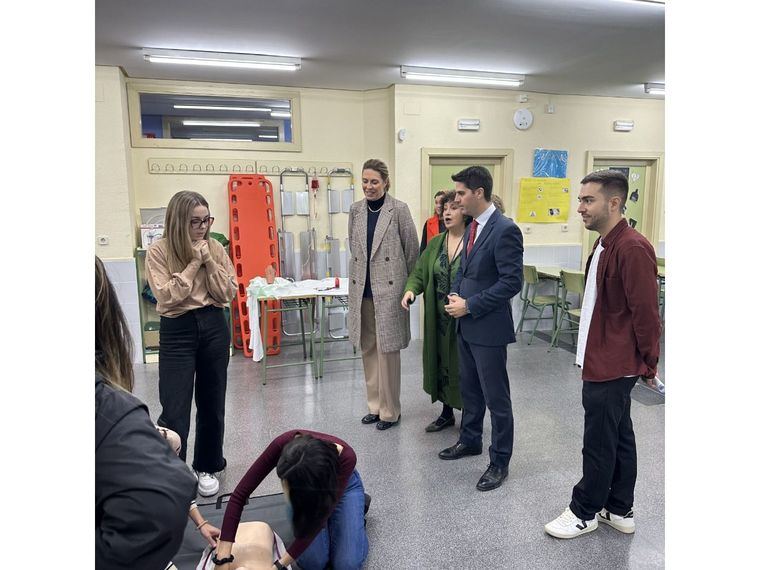 La alcaldesa se une al consejero de Educación durante su recorrido por el IES San Juan de la Cruz