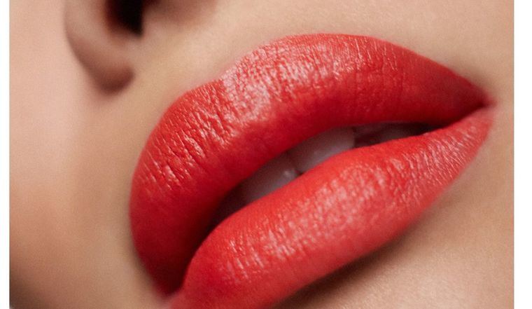 Pintarse los labios de rojo sube la autoestima