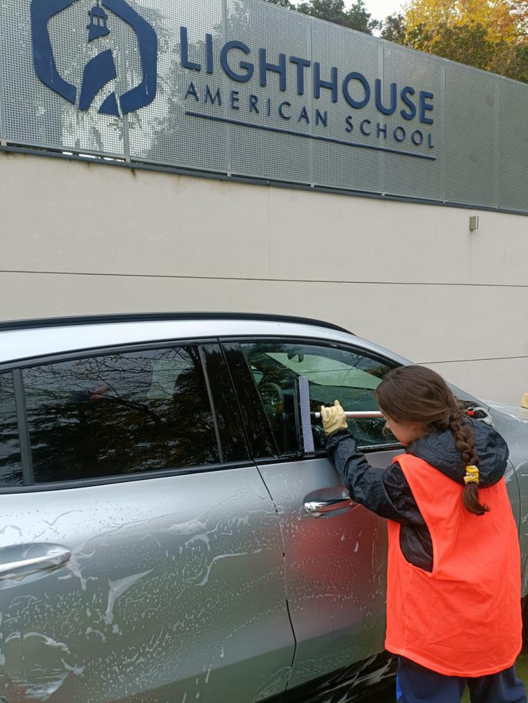 Lighthouse American School organiza un carwashing solidario para colaborar con los colegios afectados por la DANA