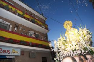 Para engalanar los balcones durante las fiestas, el ayuntamiento regala banderas de España