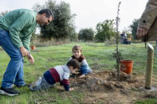 Aproximadamente 200 niños que vinieron al mundo en 2022 y 2023 cuentan con un árbol que lleva su nombre en el Parque Forestal Adolfo Suárez