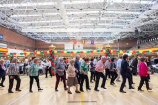 Los mayores de Pozuelo celebran la Navidad con una comida y baile en El Torreón