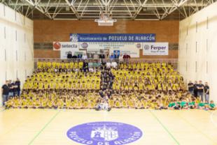 La alcaldesa se une al Club Baloncesto Pozuelo para la habitual fotografía anual de los equipos