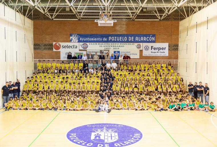 La alcaldesa se une al Club Baloncesto Pozuelo para la habitual fotografía anual de los equipos