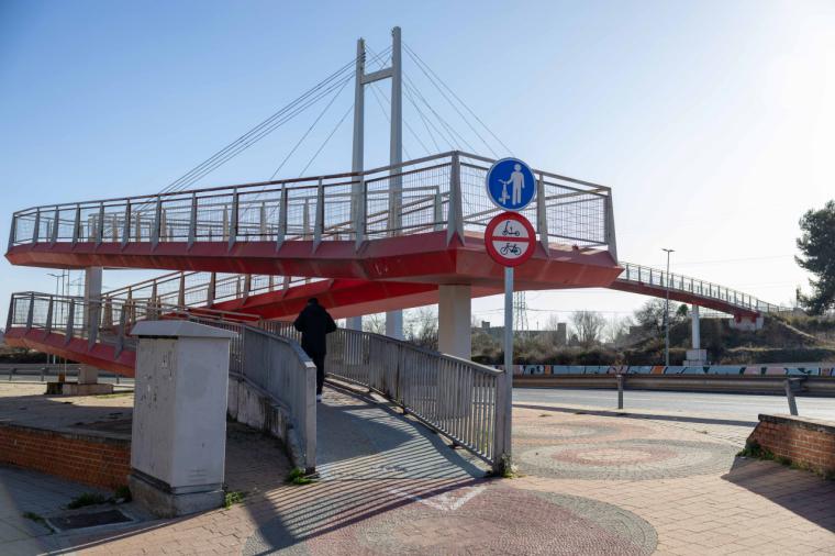 Arrancan los trabajos de renovación de una de las pasarelas peatonales de la M-503 en Pozuelo de Alarcón