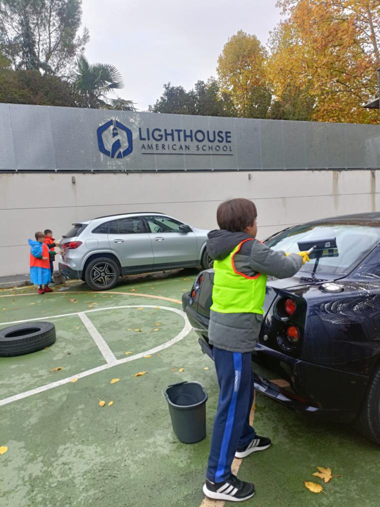 Lighthouse American School organiza un carwashing solidario para colaborar con los colegios afectados por la DANA