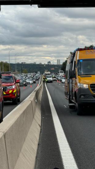 Una colisión entre un coche y un bus en Aravaca deja una mujer en estado grave y nueve con heridas leves