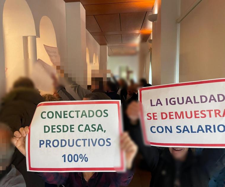 Cientos de empleados públicos del Ayuntamiento se manifiestan por no poder negociar la equiparación salarial