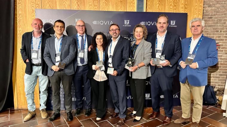 Profesionales y directivos de Vithas posan con sus galardones en la XXV edición IQVIA Premios TOP 20.