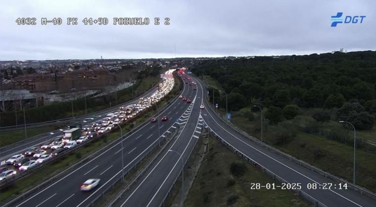 Colapso en la M-40 de Madrid: un incendio en un vehículo a la altura de Valdemarín provoca el cierre de la carretera y genera kilómetros de atascos