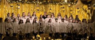 Carlos Baute sorprende en Puy du Fou cantando junto al coro de Highlands School Los Fresnos