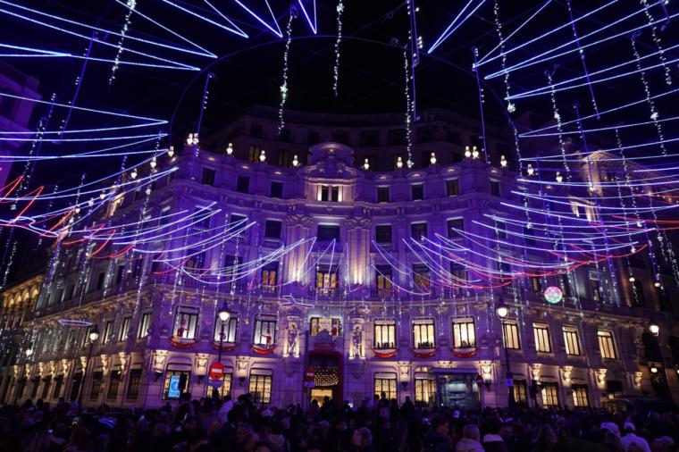 Fuegos artificiales y sorpresas: Así fue el espectacular encendido navideño en la Puerta del Sol