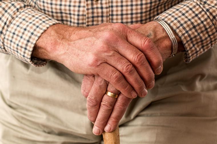 Las personas mayores vulnerables verán reforzada la atención psicológica con citas semanales y más profesionales