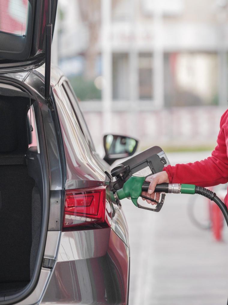 100€ por poner tú mismo la gasolina en el coche. Esta es la multa de la DGT