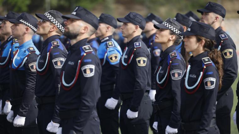 

La Comunidad de Madrid impartirá el próximo curso escolar contenidos sobre la misión protectora del Ejército y la Policía en la sociedad


 