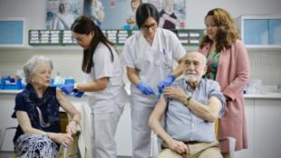 La consejera de Sanidad, en el Centro de Salud Somosaguas: “La vacuna es la herramienta más eficaz para prevenir las infecciones, sus complicaciones y hospitalizaciones”.