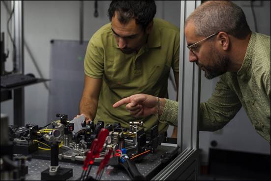 Carlos Antón y Juan V. Vidal realizando pruebas en el laboratorio de Física de Materiales de la Universidad Autónoma de Madrid.      