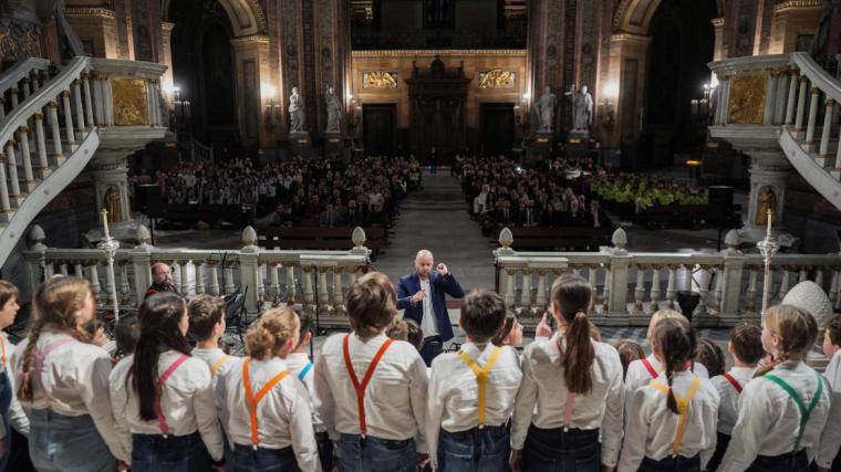 La Comunidad de Madrid da la bienvenida a la Navidad con el clásico concierto de coros escolares, que se lleva a cabo en la Real Basílica de San Francisco El Grande.