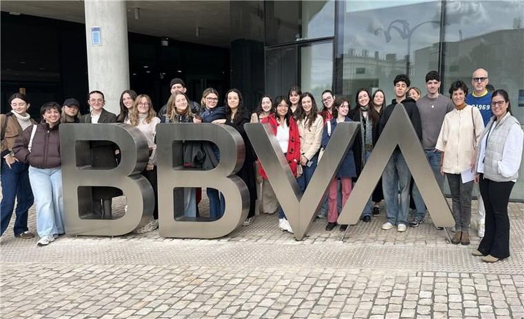 Estudiantes de la UFV exploran el diseño en el sector financiero con visita al BBVA