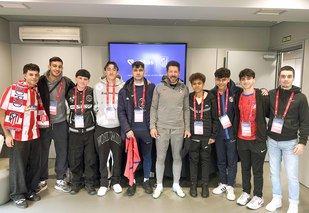 La plantilla del Atlético de Madrid comparte una jornada con jóvenes pacientes de Vithas/Invictum