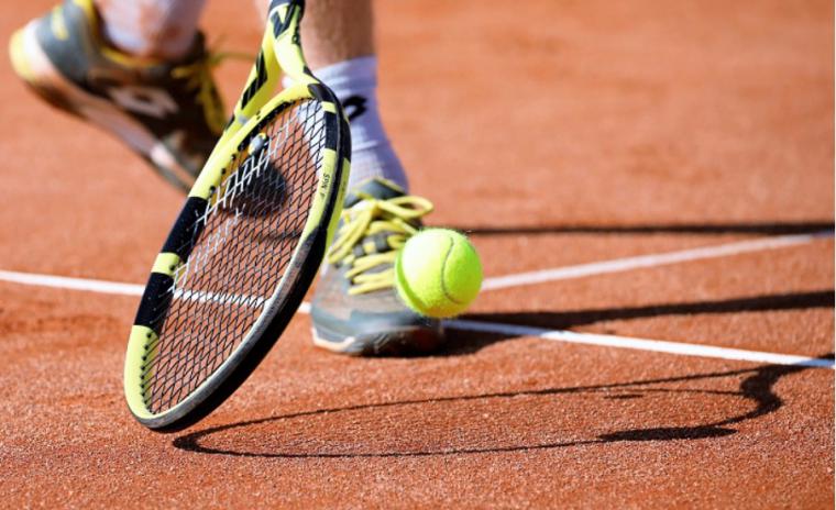 ¿Cómo disfrutar de un buen partido de tenis desde casa?