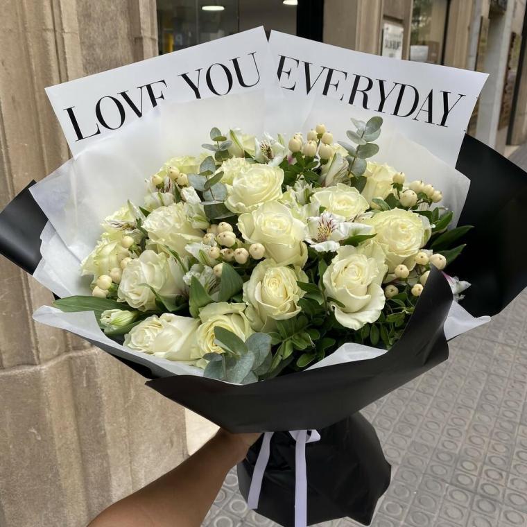 Destinatarios Inusuales de Bouquets de Rosas Blancas en Barcelona