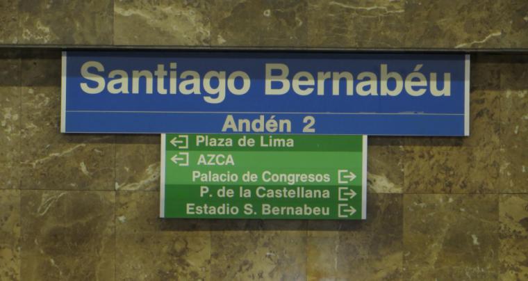 Se agota en media hora la antigua señalética de la estación Santiago Bernabéu tras ponerla a la venta en la tienda online de Metro