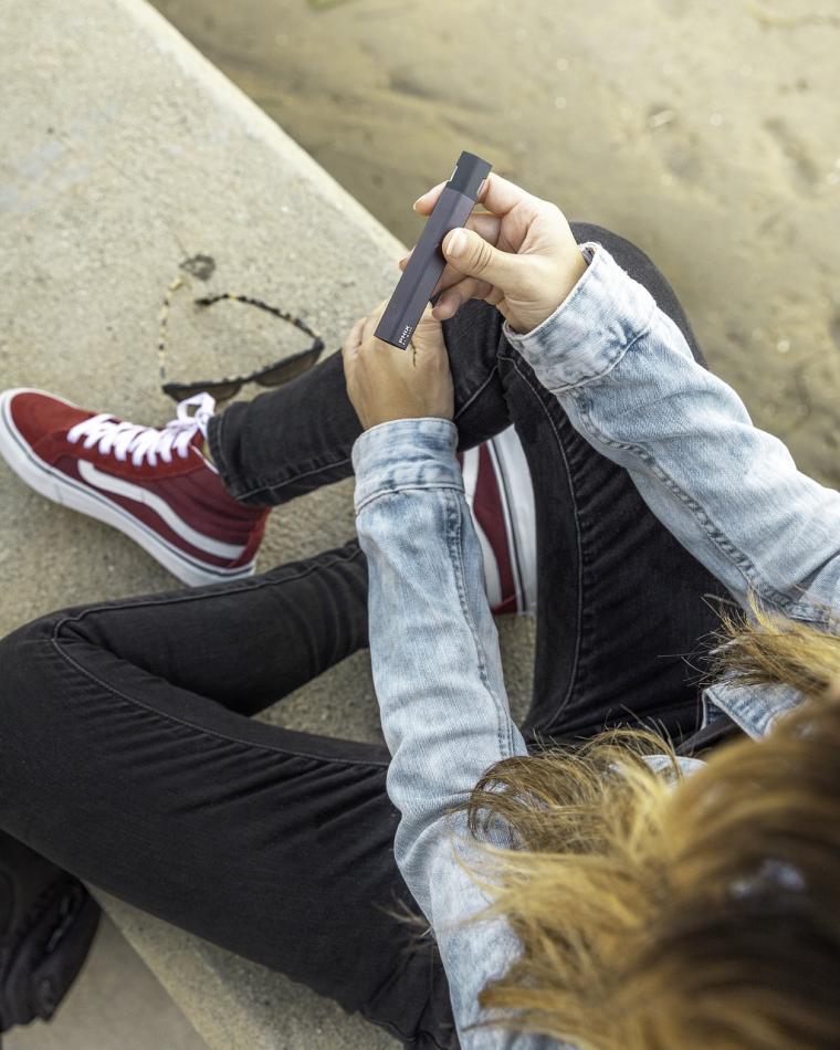 Nuevo plan para frenar el uso de cigarrillos electrónicos y vapeadores entre la población juvenil