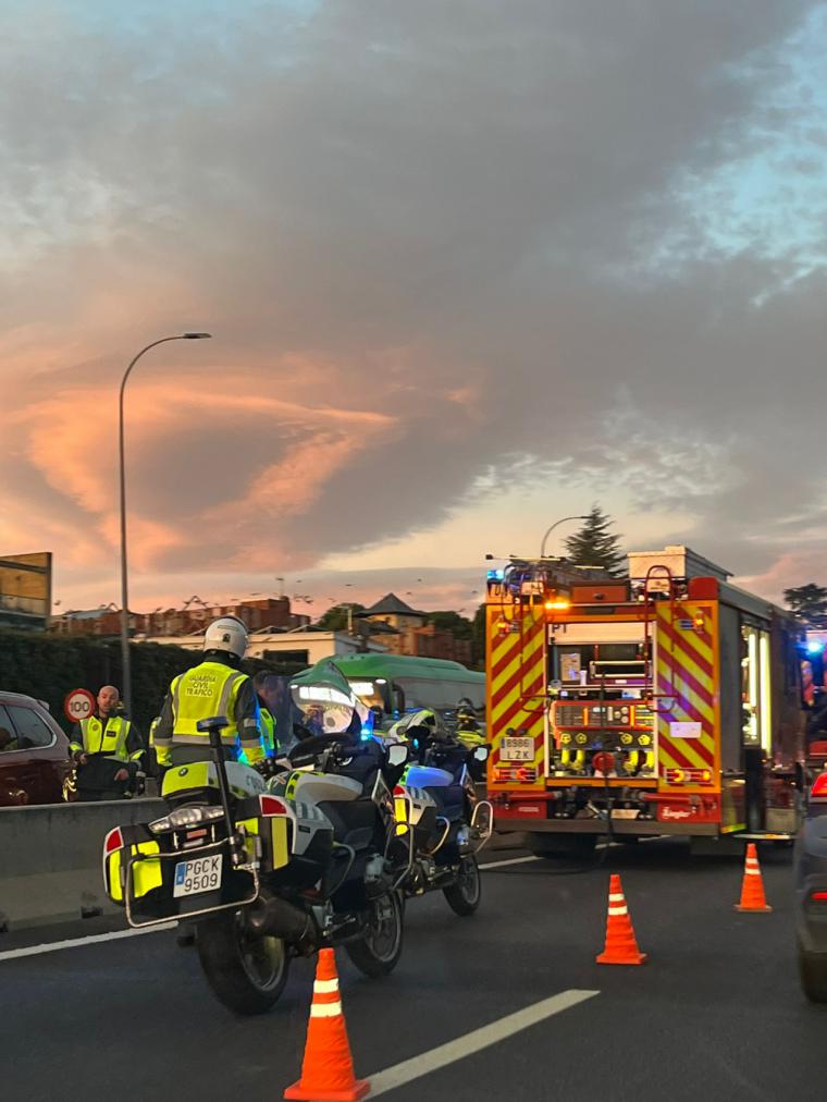 Un accidente de 7 vehículos en el carril bus de la A-6 a la altura del Plantío ocasiona kilómetros de atasco