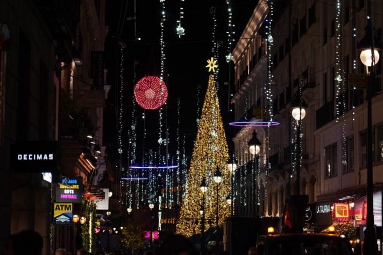 Fuegos artificiales y sorpresas: Así fue el espectacular encendido navideño en la Puerta del Sol