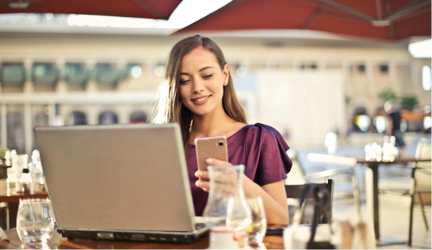 mujer al telefono pagando con Bizum